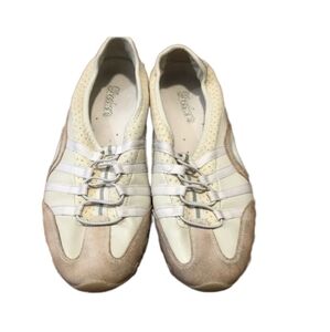 Sketchers size 10 leather shoes. Slip on super comfortable